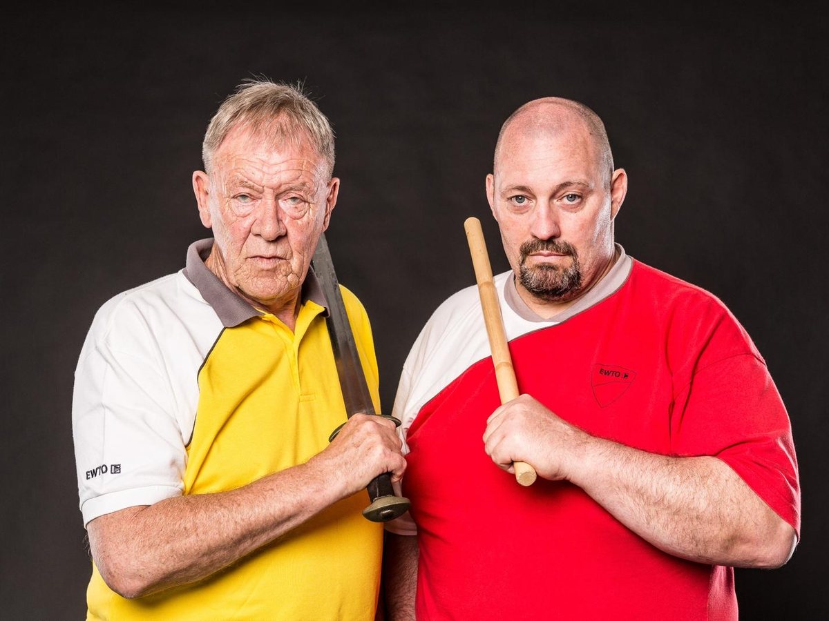 Escrima-Trainer der WingTsun Akademie Neuss mit Langstock und Schwert