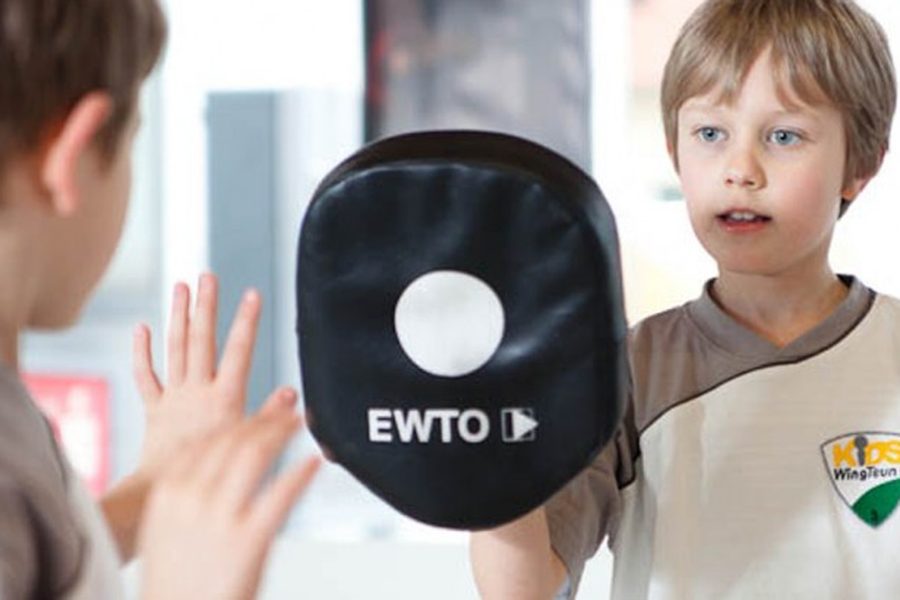 Kinder WingTsun in Neuss: Zwei Jungs trainieren mit Pratze im Kids WingTsun Kurs
