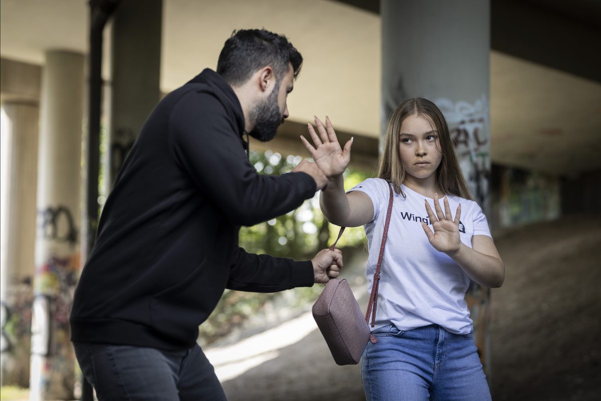 WingTsun Frauen: Selbstverteidigung gegen einen Griff, Frau im WingTsun Shirt
